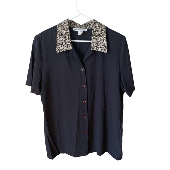 ✨ Women’s vintage button up blouse with cheetah print collar✨ - Picture 3 of 5